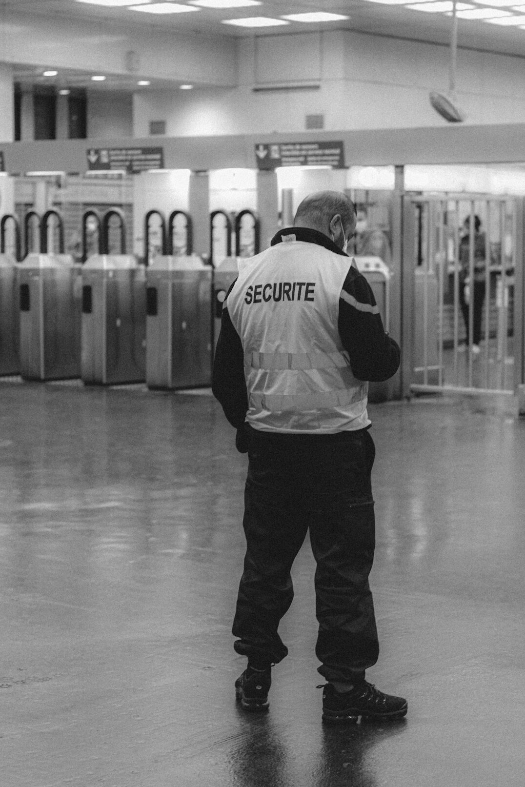 store detective watching shopper